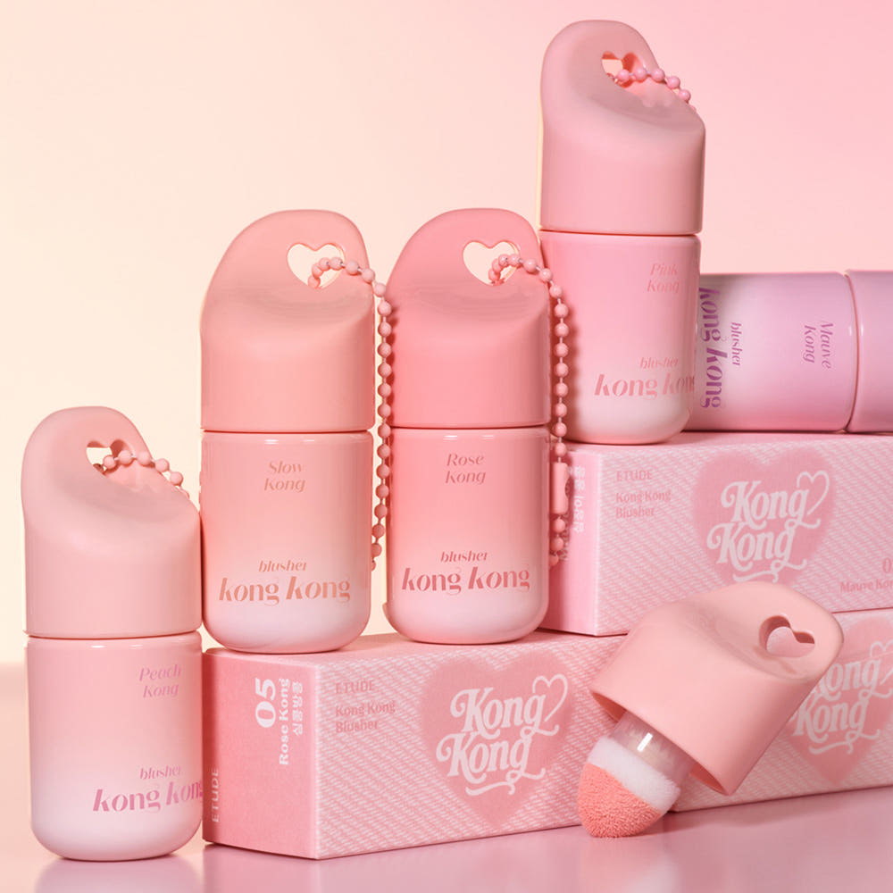 ETUDE Kongkong Blusher 7g de la marque ETUDE, packaging blush rose en contexte maquillage, fond rose.
