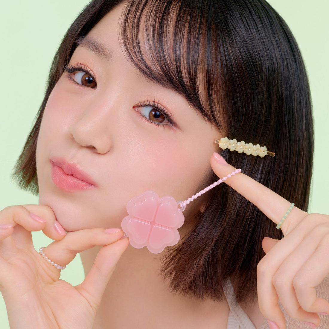 ETUDE Lucky Lip Ham Cheek [Positive Love Edition] sur un maquillage visage avec la marque, portrait fille fond vert pastel.