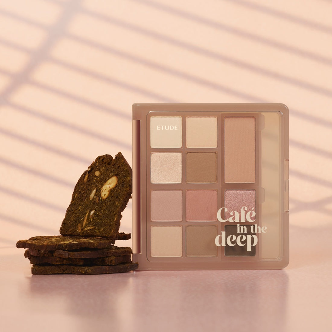 ETUDE My Best Tone Eye Palette [MBTEYE Collection] sur fond beige, palette maquillage yeux avec éléments café en ambiance douce