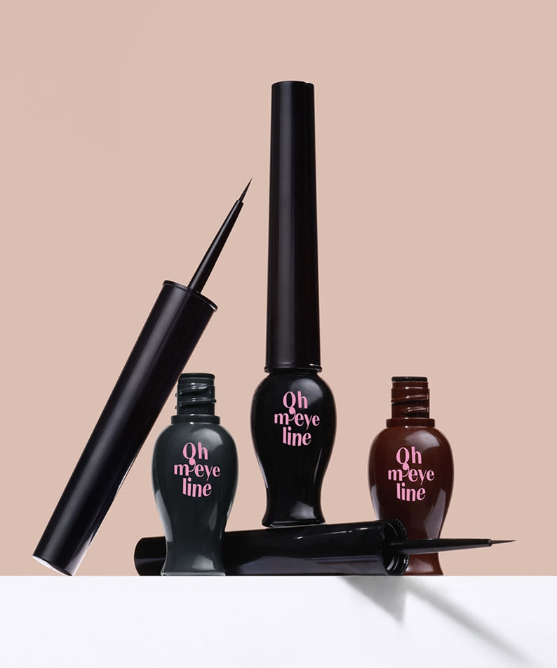 ETUDE Oh My Line, mascara et eyeliner noirs sur fond beige, flacons et pinceau visibles, ambiance maquillage