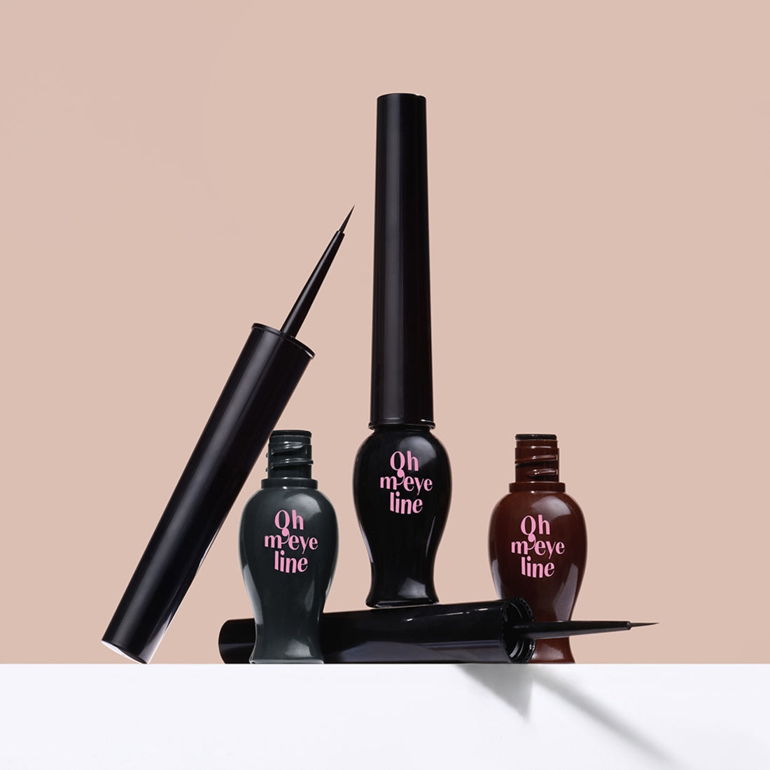 ETUDE Oh My Line, mascara et eyeliner noirs sur fond beige, flacons et pinceau visibles, ambiance maquillage