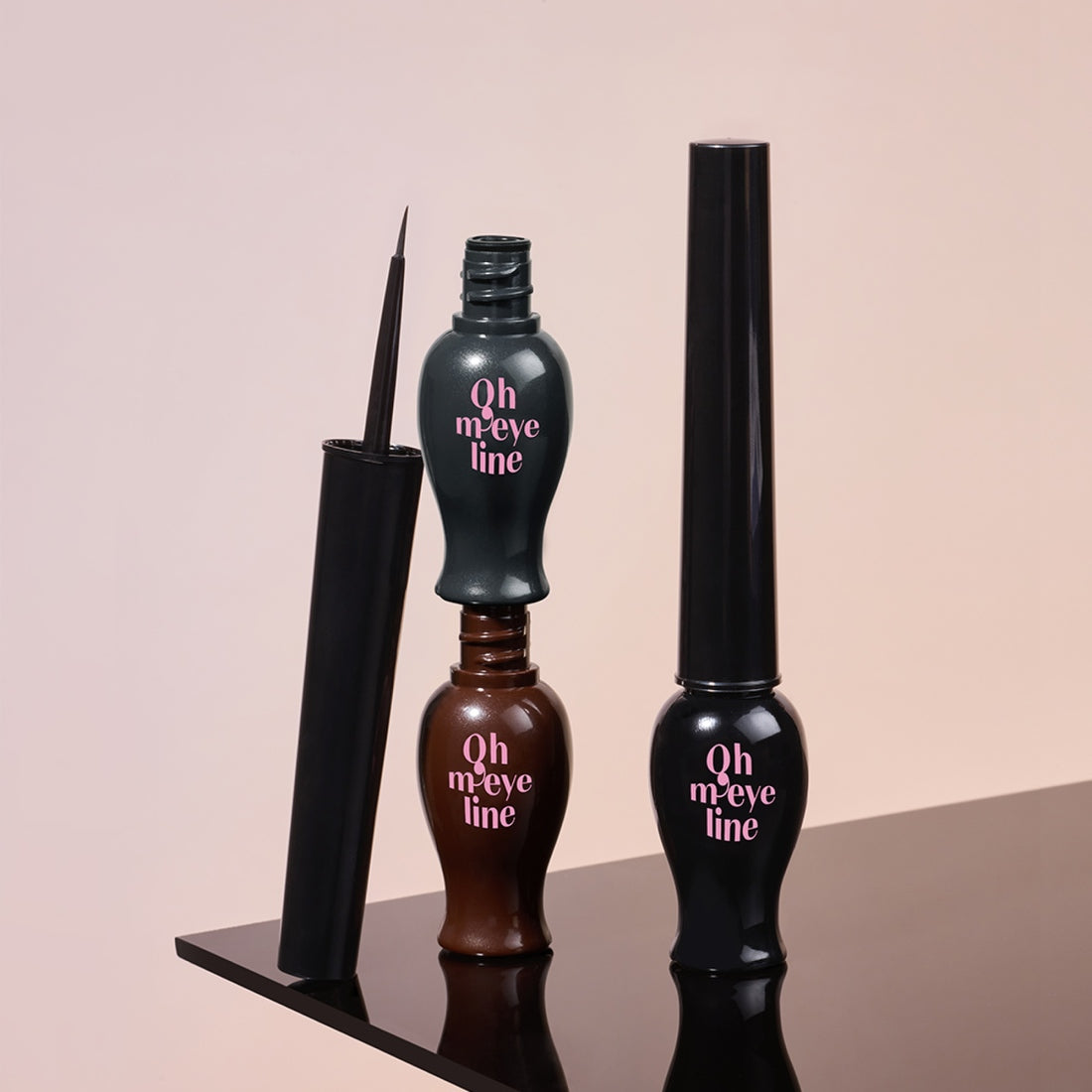 ETUDE  Oh My Line : eyeliner et sérum pour les yeux sur fond rose, packaging ETUDE noir et violet.