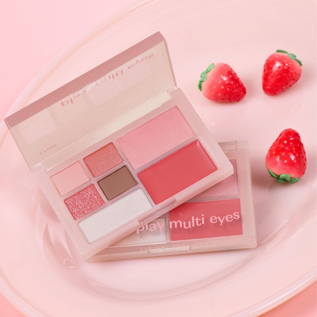 ETUDE Play Multi Eyes, palette maquillage yeux de la marque ETUDE sur fond rose avec fraises, contexte visuel doux.
