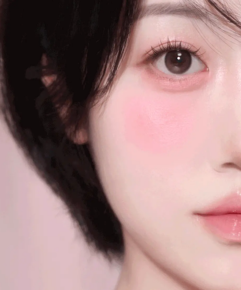 ETUDE Play Multi Eyes : maquillage yeux de la marque ETUDE, gros plan sur paupières et cils, fond doux.