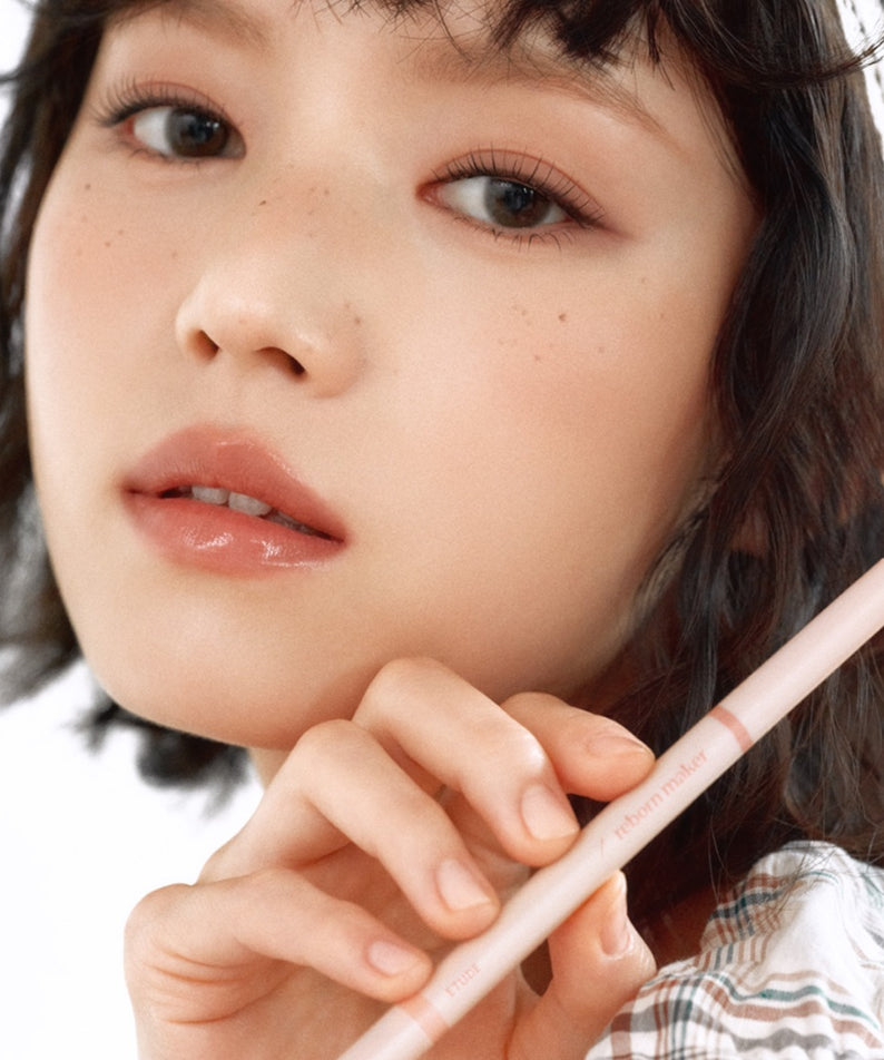 ETUDE Re-creation Maker Aegyo-Sal Liner, marque ETUDE, maquillage lèvres avec crayon nude sur fond clair, gros plan.