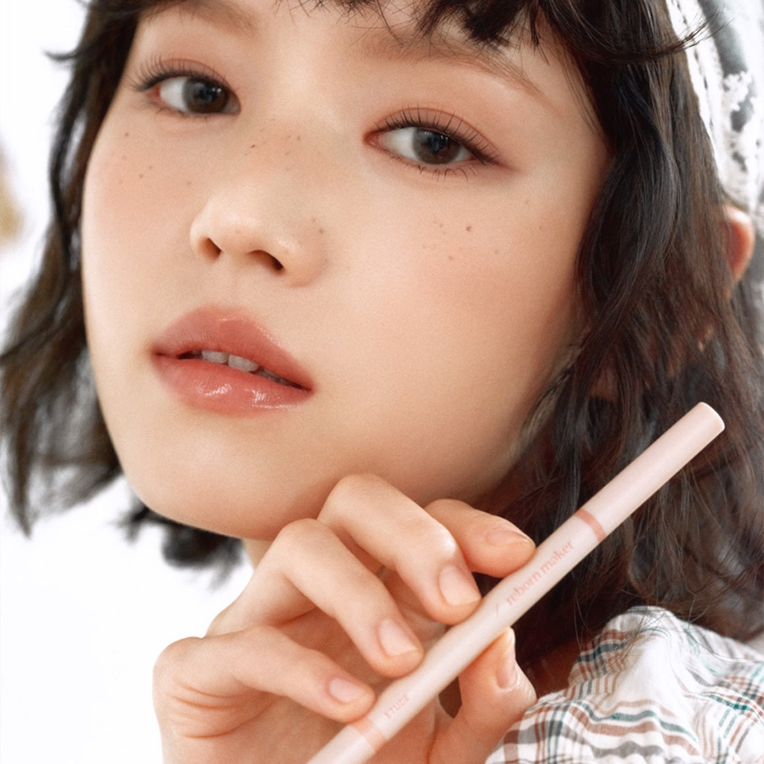 ETUDE Re-creation Maker Aegyo-Sal Liner, marque ETUDE, maquillage lèvres avec crayon nude sur fond clair, gros plan.