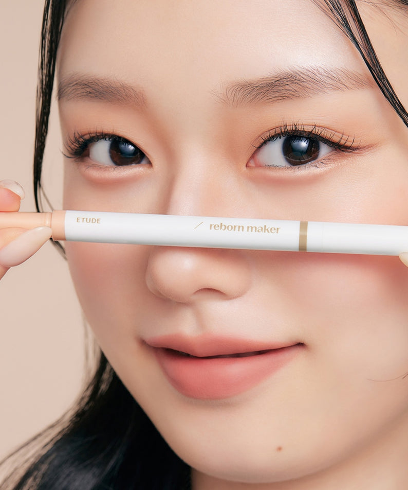 ETUDE Re-creation Maker Aegyo-Sal Liner, main tenant le liner devant un visage maquillé, gros plan yeux maquillage