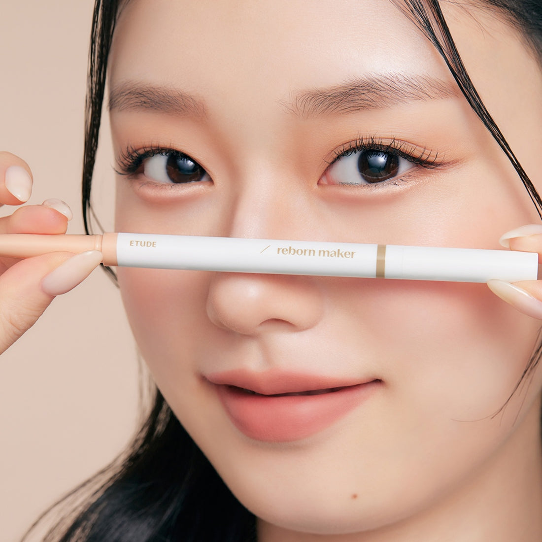 ETUDE Re-creation Maker Aegyo-Sal Liner, main tenant le liner devant un visage maquillé, gros plan yeux maquillage