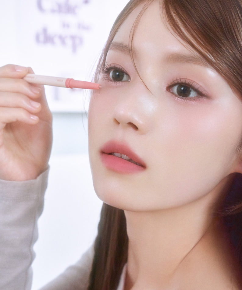 ETUDE Re-creation Maker Aegyo-Sal Liner de la marque ETUDE, femme appliquant un liner aegyo-sal, gros plan maquillage