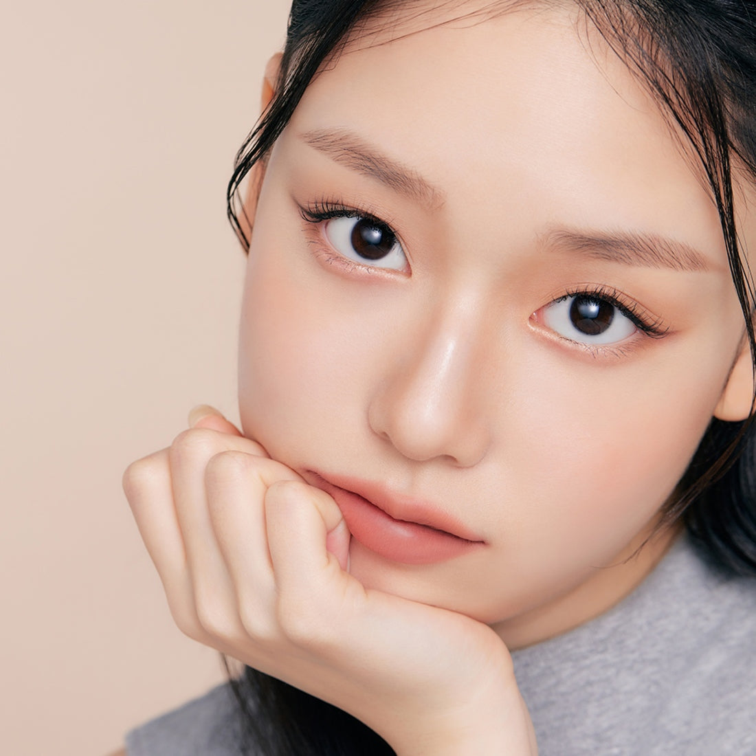Décris l'image en français : close-up maquillage avec ETUDE Re-creation Maker Aegyo-Sal Liner, regard féminin, fond beige.