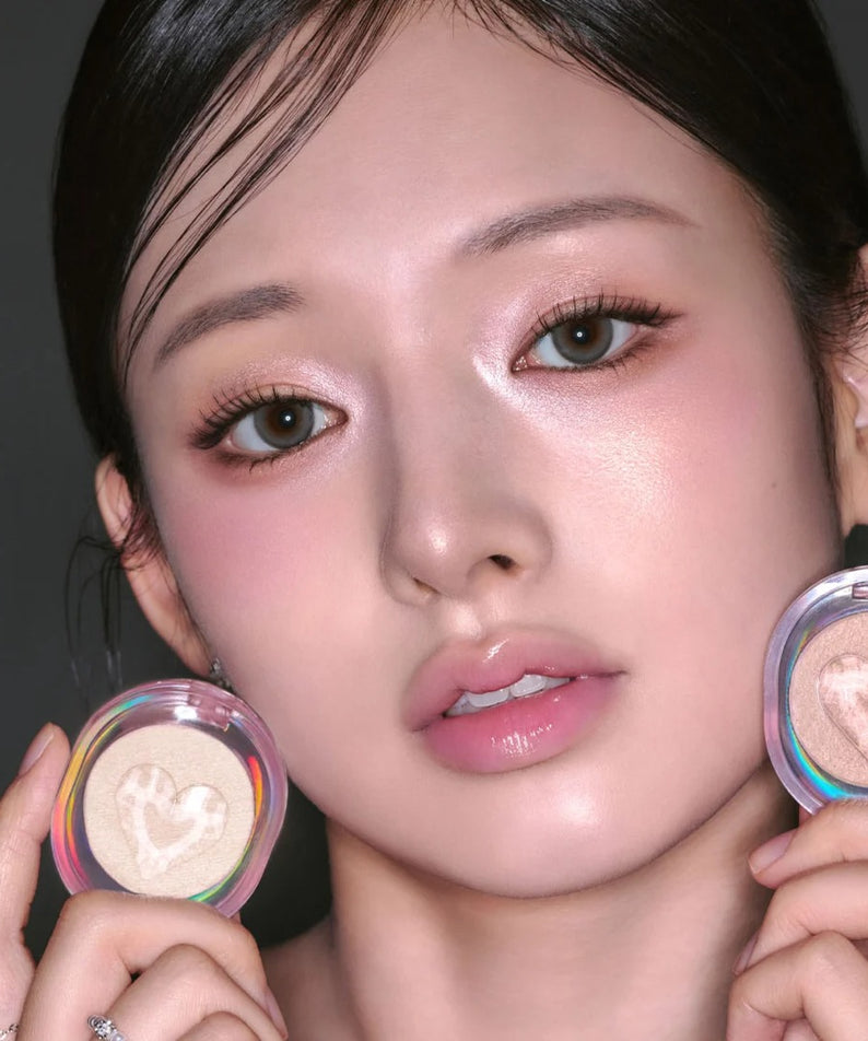 ETUDE Shooting Beam Highlighter 3g de la marque ETUDE, highlighter effet glow sur maquillage, portrait maquillé en studio