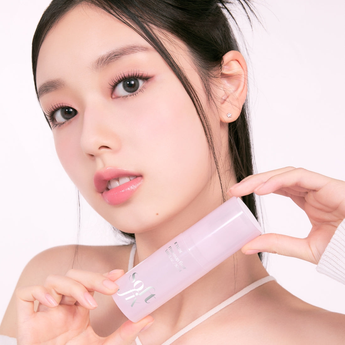 ETUDE  Soft Fix Makeup Fixer 50ml : produit ETUDE présenté par une femme maquillée, fixant le maquillage sur fond clair.