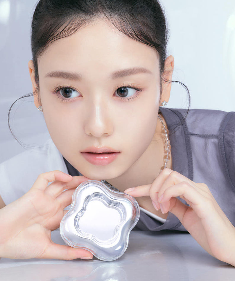 ETUDE Waterdrop Filter Cushion 15g + Refill 15g, coussin filtrant ETUDE présenté sur peau lumineuse, gouttelettes d’eau