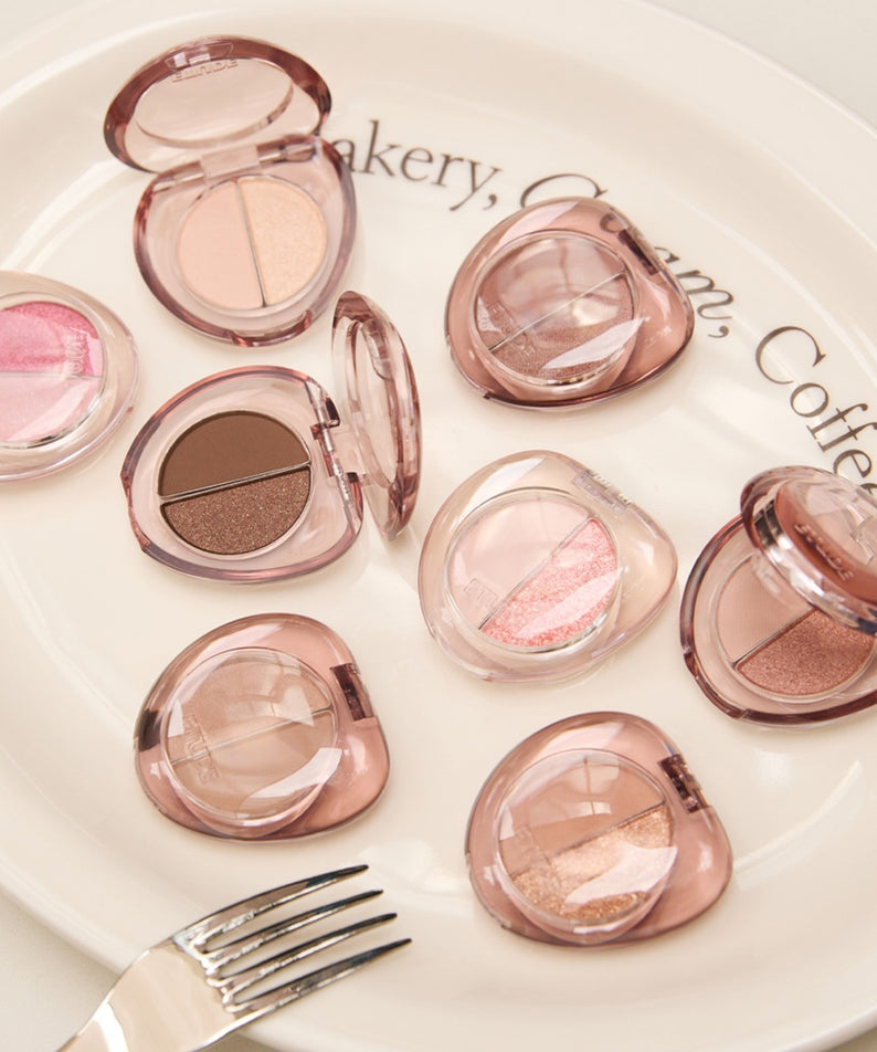 ETUDE What's in My Eyes Cafe Double : fards et ombres à paupières en mini pots sur une assiette, ambiance café.