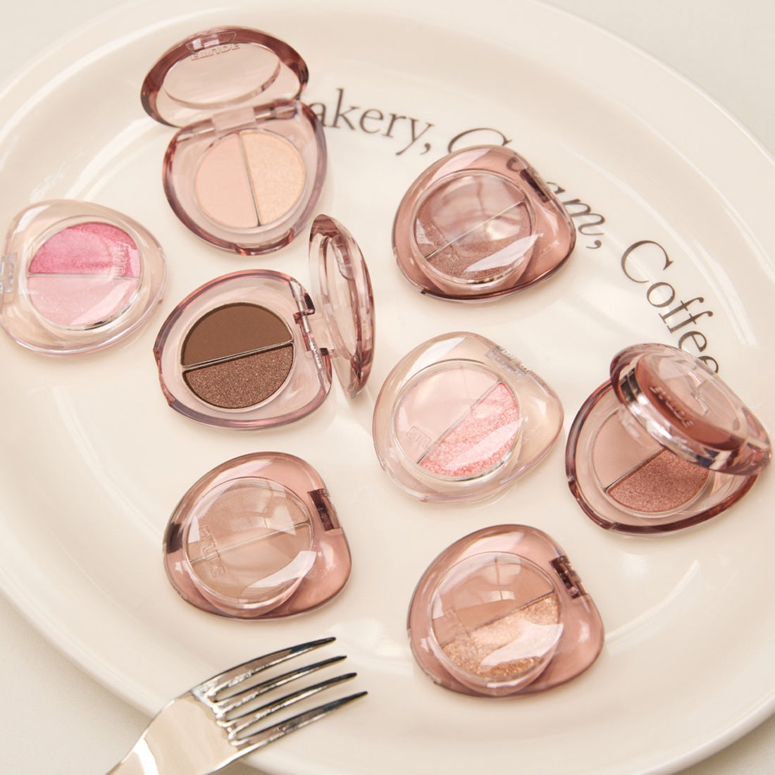 ETUDE What's in My Eyes Cafe Double : fards et ombres à paupières en mini pots sur une assiette, ambiance café.