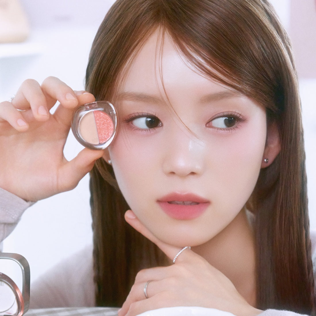 ETUDE What's in My Eyes Cafe Double : maquillage yeux en café, marque ETUDE, maquillage sur fond clair, close-up.