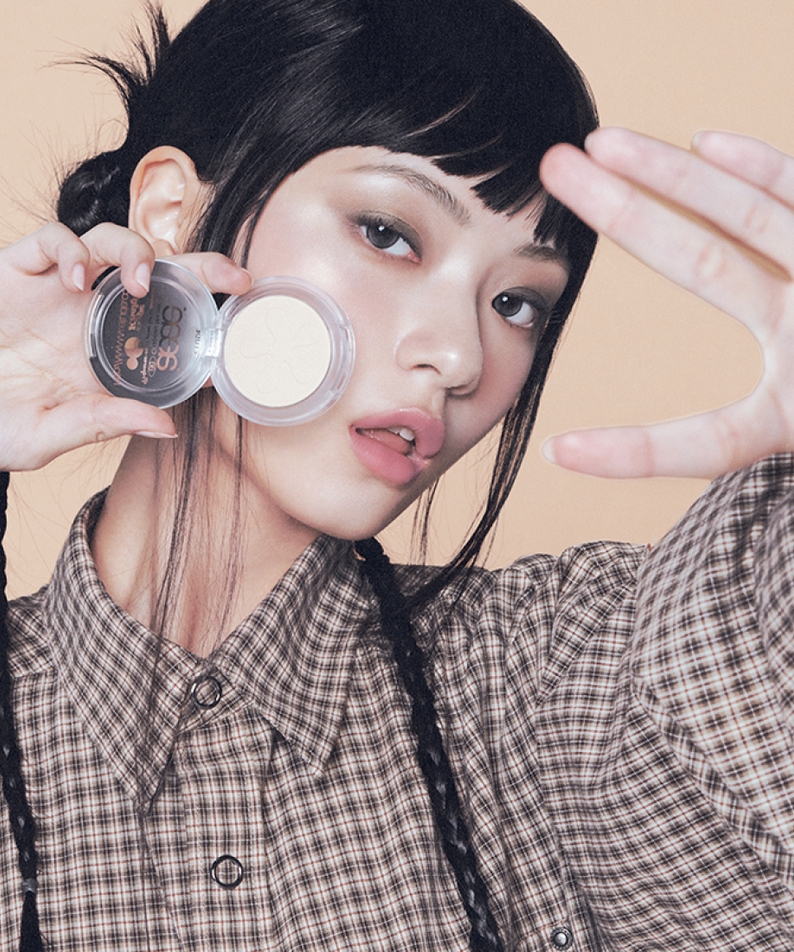 Femme tenant ETUDE Face Brightener, accentue l'éclat de la peau avec style et assurance.