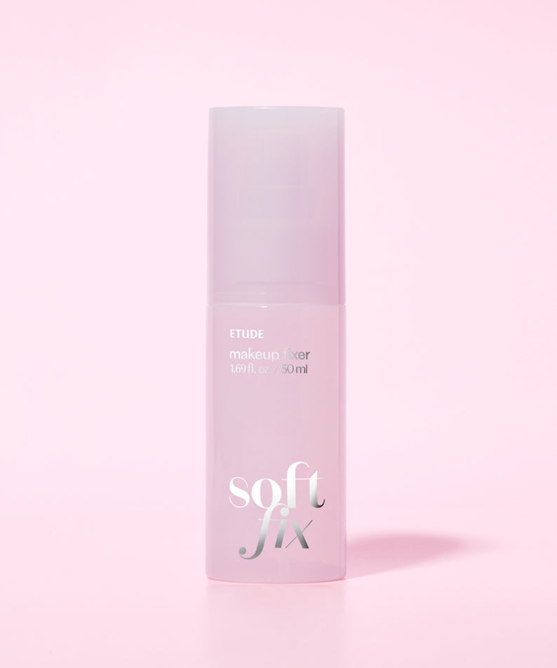 Vaporisateur ETUDE Soft Fix Makeup Fixer 50ml sur fond rose, fixateur de maquillage pour une tenue parfaite tout au long de la journée.