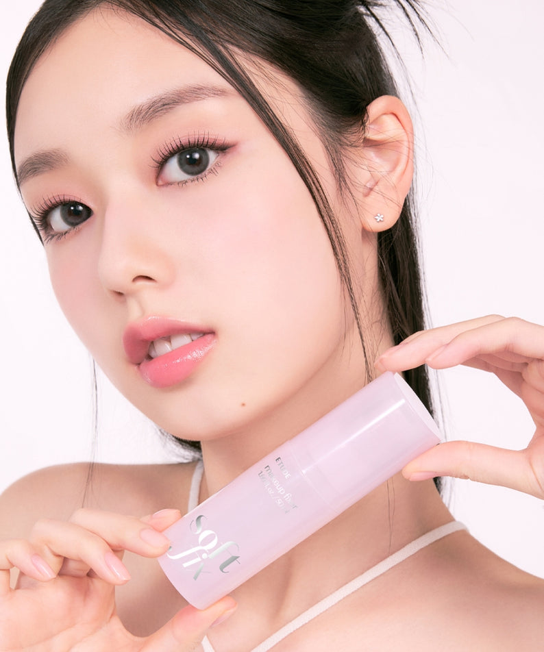 Femme tenant ETUDE Soft Fix Makeup Fixer 50ml, produit de beauté incontournable pour une fixation parfaite du maquillage.
