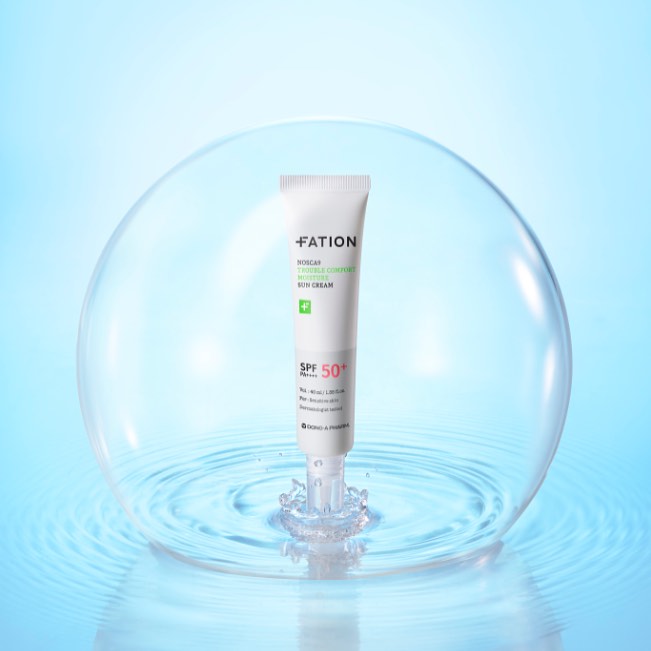 FATION Nosca9 Trouble Comfort Moisture Sun Cream SPF50+/PA++++ 40ml de FATION, crème solaire dans une bulle d’eau bleue