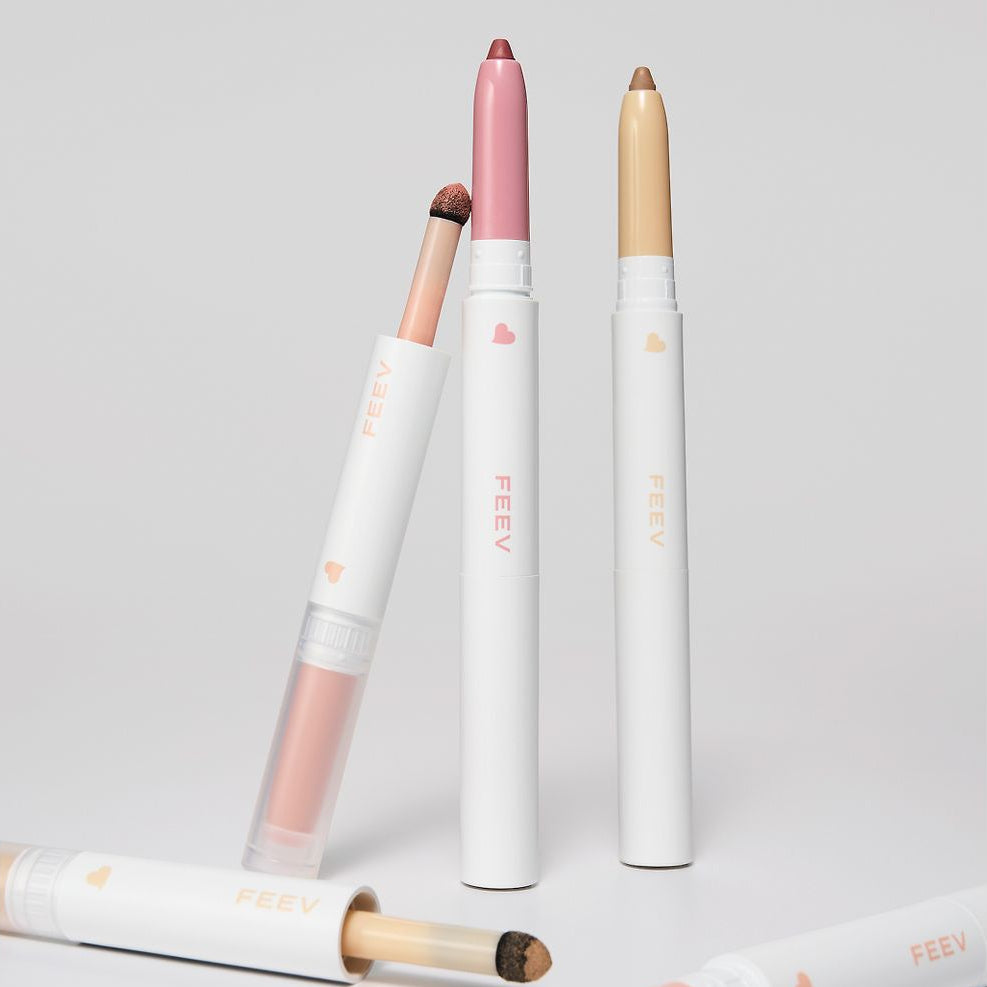 Décris l'image en français : FEEV Bouncy Lip Liner, crayons à lèvres FEEV sur fond clair, vue produits.