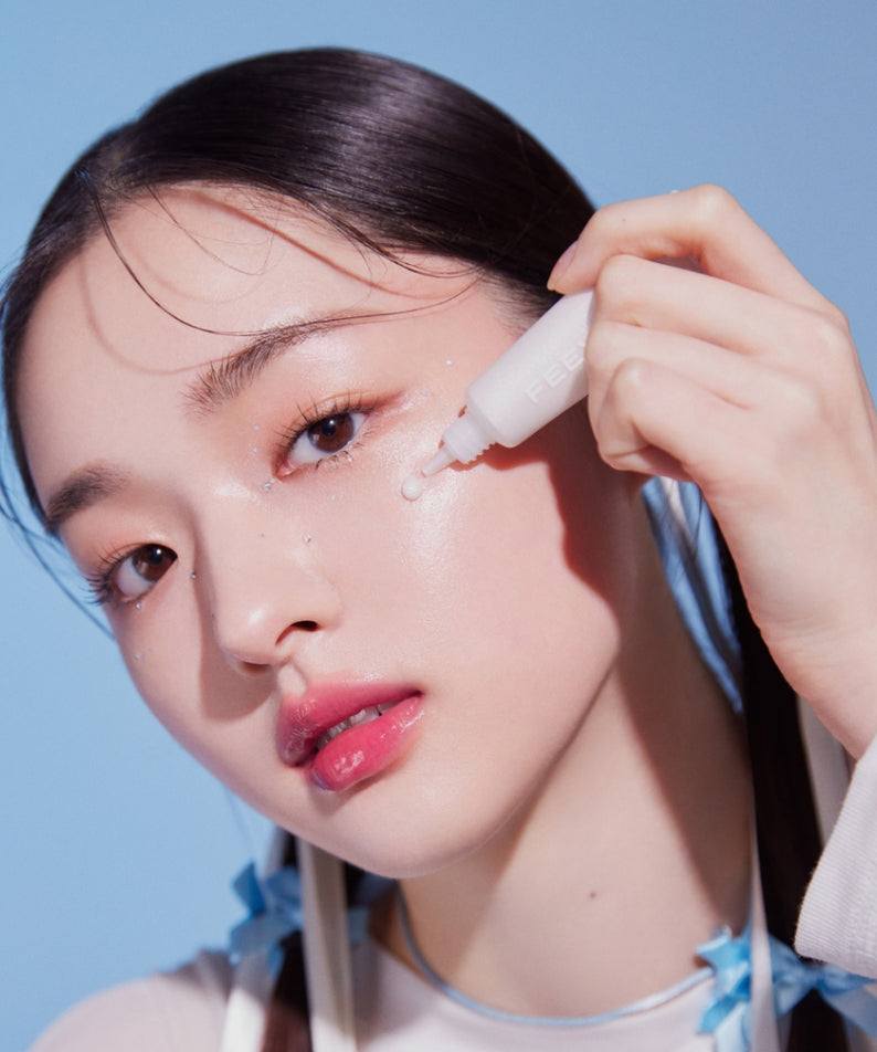 FEEV Hyper-Fit Shimmering Serum appliqué sur le visage d'une femme, révélant un éclat lumineux et hydratant pour une peau radieuse.