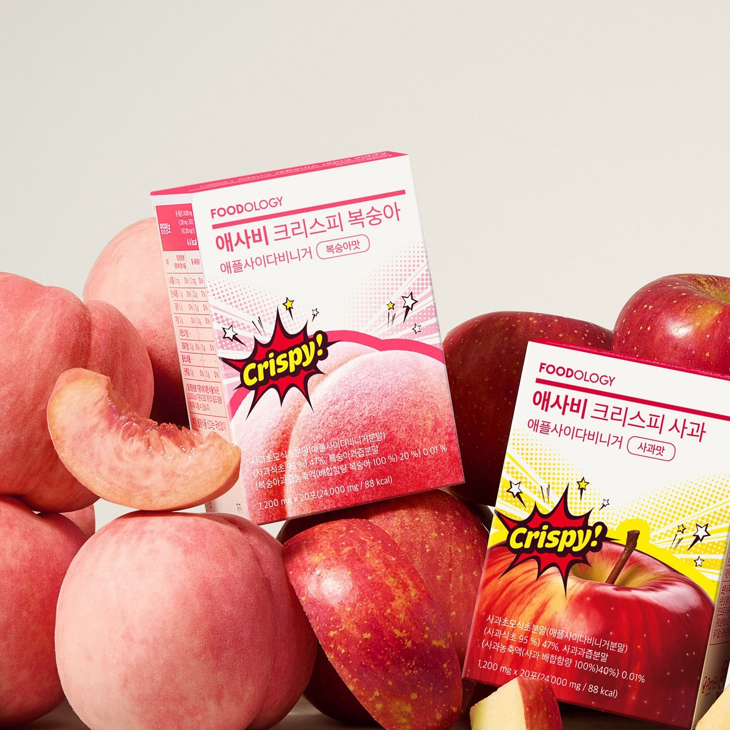 FOODOLOGY Asabi Crispy 3 Types, boîtes roses et jaunes avec fruits frais sur fond clair