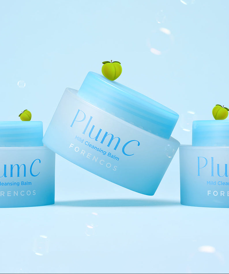 Décris l'image en français : FORENCOS Plum C Mild Cleansing Balm 50ml, baume nettoyant violet sur fond bleu, marque FORENCOS