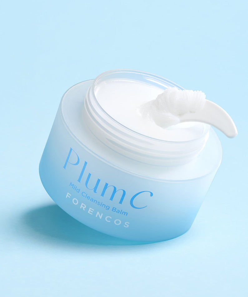 FORENCOS Plum C Mild Cleansing Balm 50ml, baume nettoyant sur fond bleu, pot ouvert avec texture blanche.