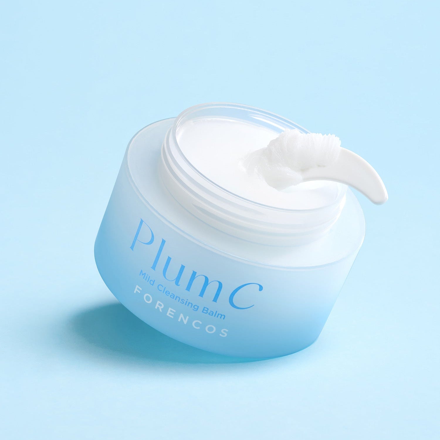 FORENCOS Plum C Mild Cleansing Balm 50ml, baume nettoyant sur fond bleu, pot ouvert avec texture blanche.