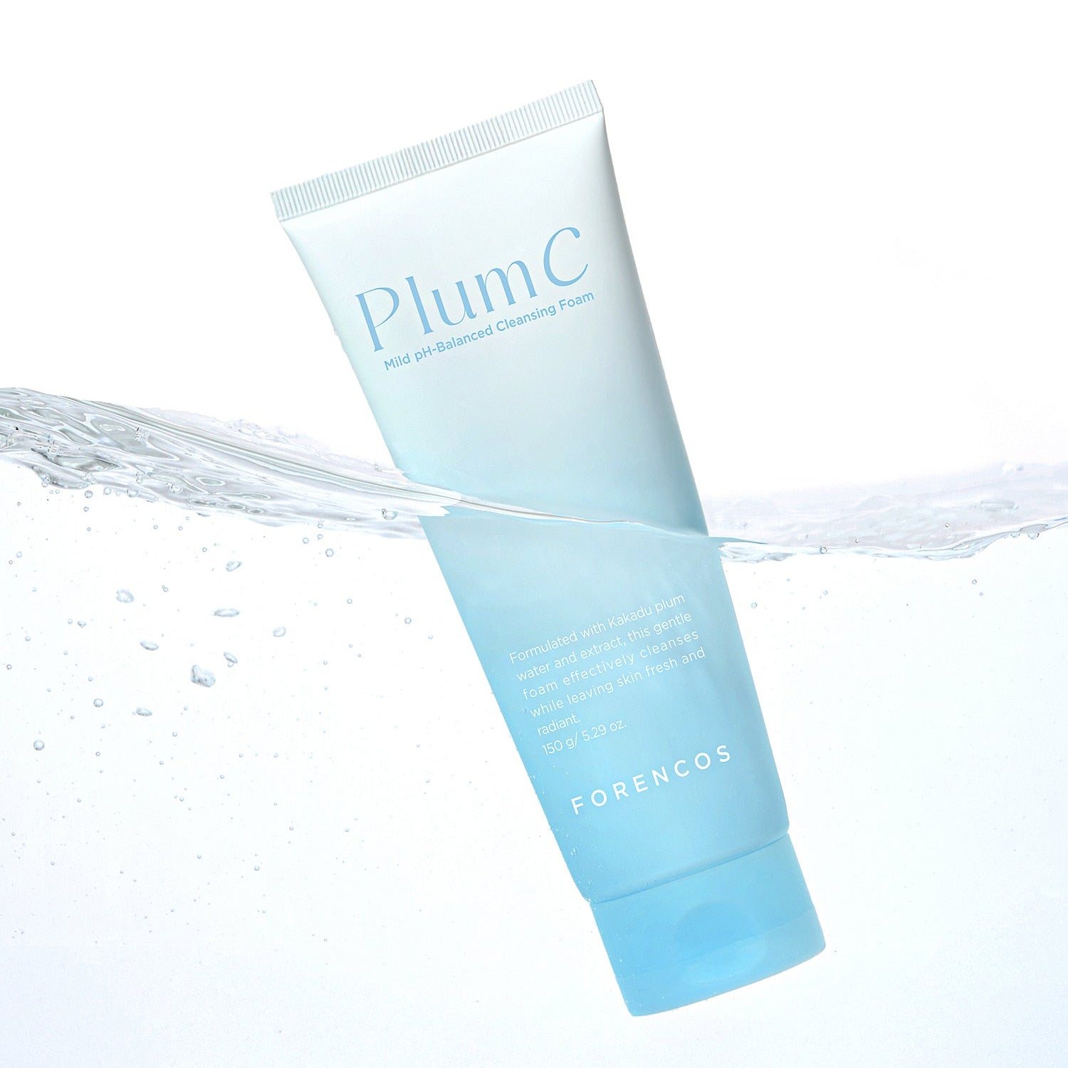 FORENCOS Plum C Mild Mild Acidic Cleansing Foam 150g, tube en gros plan sur fond éclaboussures d’eau, contexte beauté.