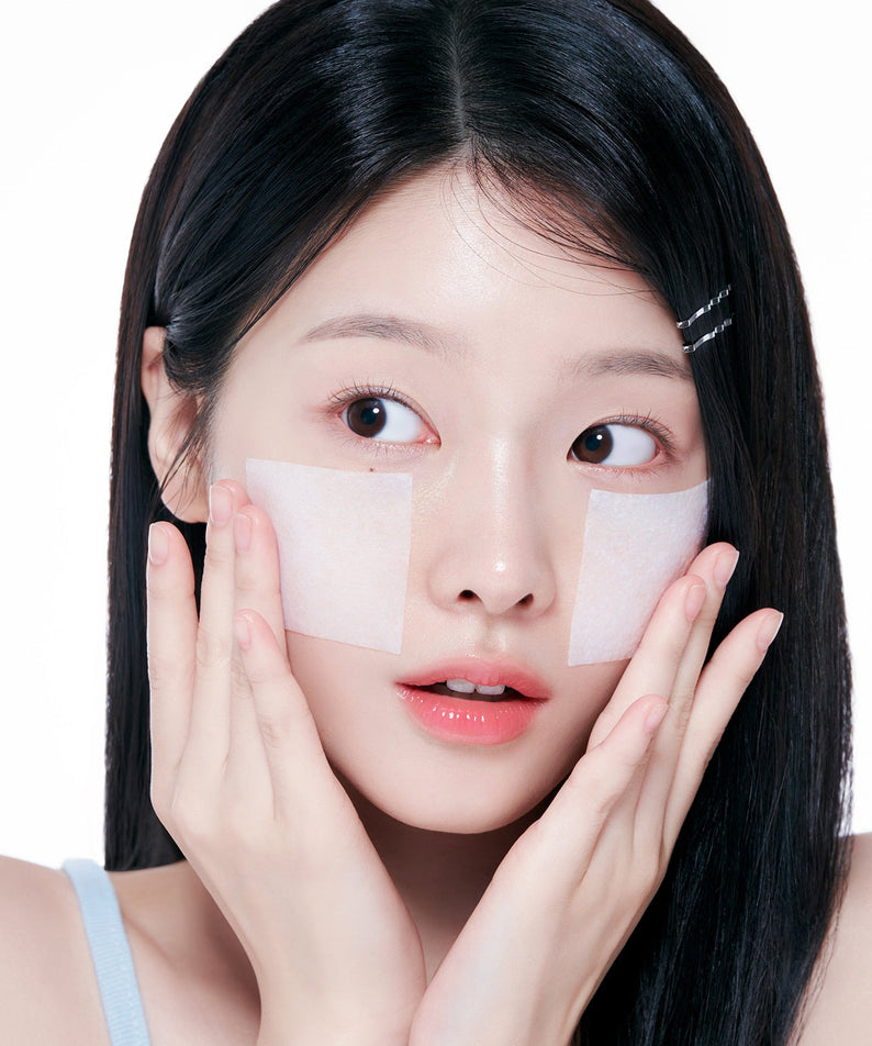 Modèle asiatique appliquant le toner FORENCOS Plum C Mild Mild Acidic Toner 300ml, flacons non visibles, peau fraîche.