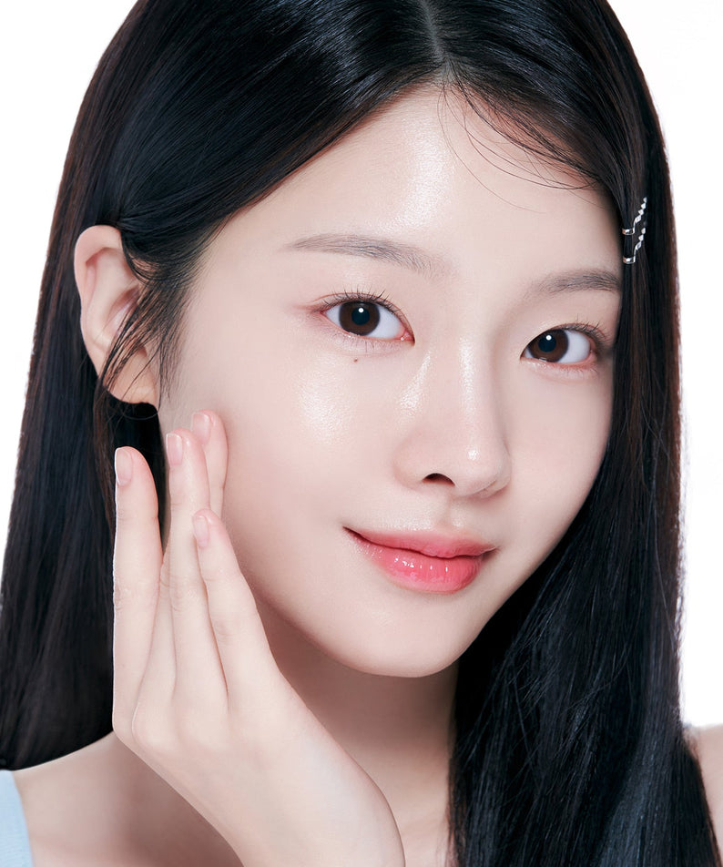 Décris l'image en français : FORENCOS Plum C Mild Mild Acidic Toner 300ml, peau lumineuse, modèle tenant un toner, fond clair.