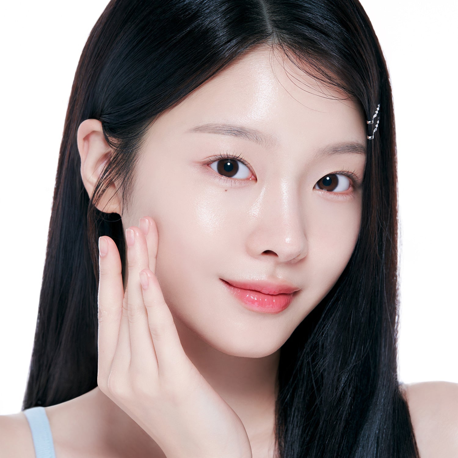 Décris l'image en français : FORENCOS Plum C Mild Mild Acidic Toner 300ml, peau lumineuse, modèle tenant un toner, fond clair.