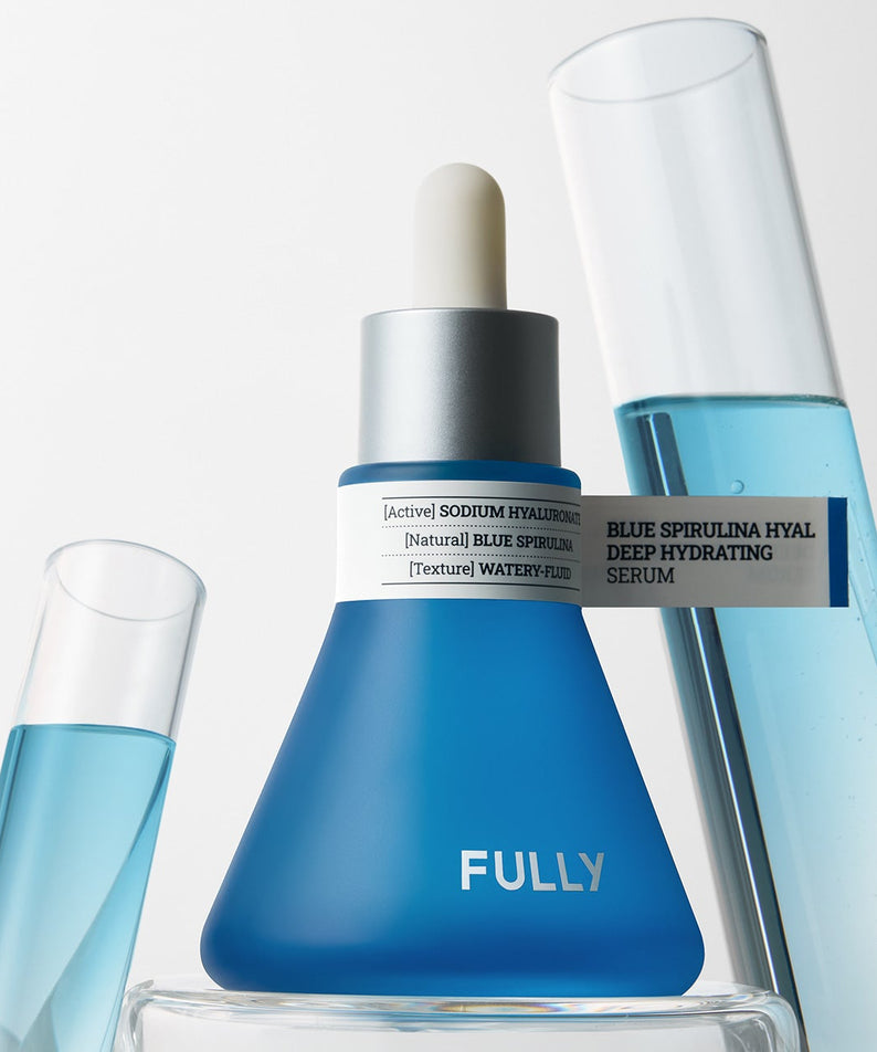 FULLY  Blue Spirulina Hyal Moisture Serum de la marque FULLY, flacons bleus sur fond clair, soin hydratant.
