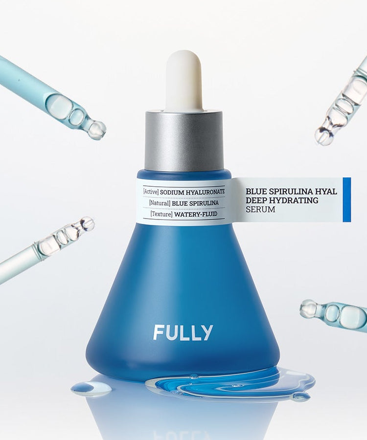 FULLY Blue Spirulina Hyal Moisture Serum de la marque FULLY, sérum bleu hydratant, gouttes et pipettes sur fond blanc