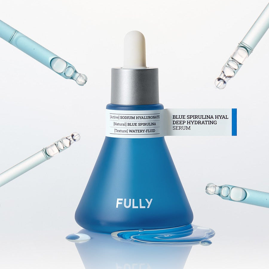 FULLY Blue Spirulina Hyal Moisture Serum de la marque FULLY, sérum bleu hydratant, gouttes et pipettes sur fond blanc