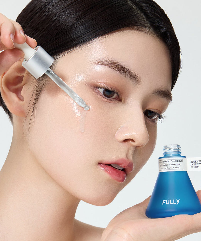 FULLY  Blue Spirulina Hyal Moisture Serum : sérum hydratant sur peau, jeune femme, flacon bleu, main tenant le produit