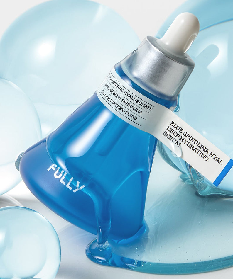 FULLY Blue Spirulina Hyal Moisture Serum de la marque FULLY, flacon bleu et sérum sur fond blanc/bleu, style spa