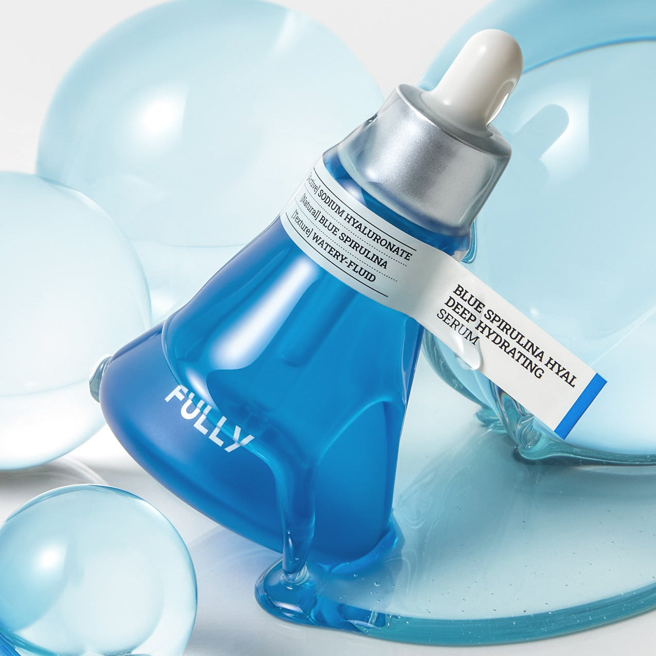 FULLY Blue Spirulina Hyal Moisture Serum de la marque FULLY, flacon bleu et sérum sur fond blanc/bleu, style spa
