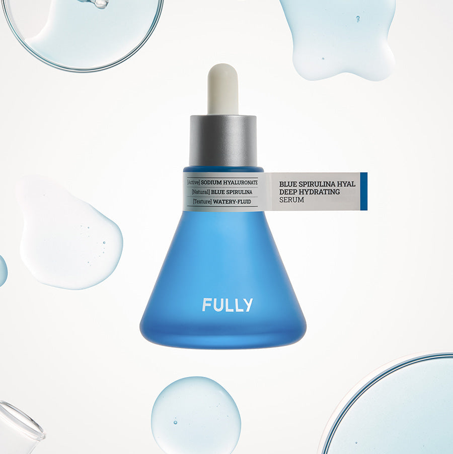 FULLY  Blue Spirulina Hyal Moisture Serum FULLY, sérum hydratant bleu, flacon sur fond blanc avec gouttes d’eau, visuel produit.