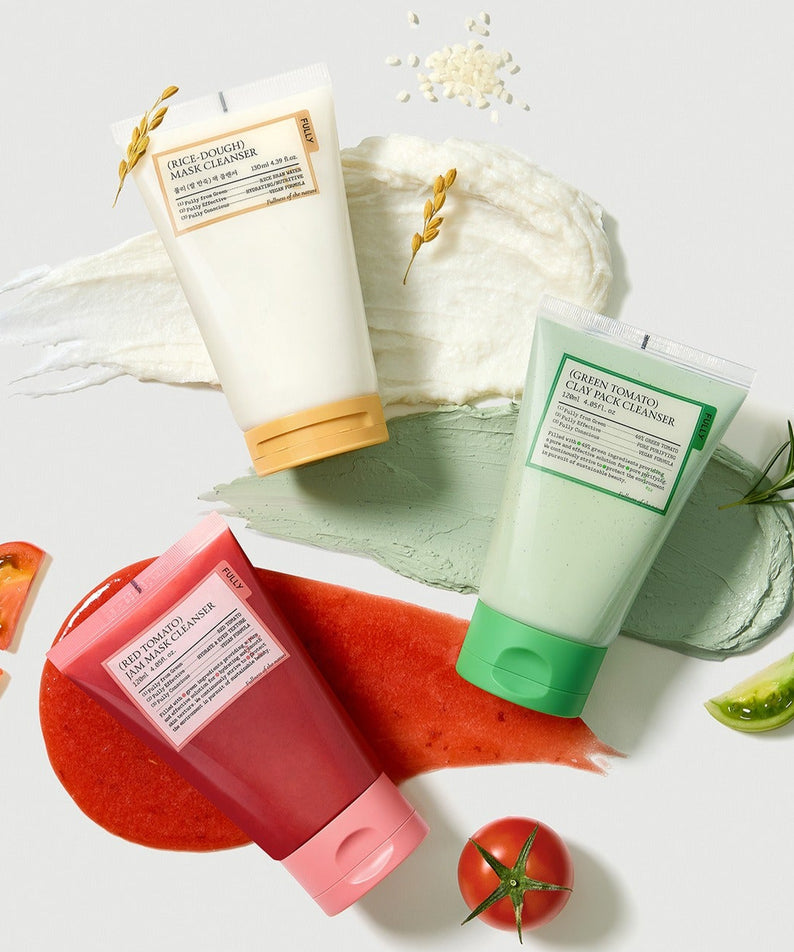 FULLY  Fully Pack Cleanser 3-piece set : produits FULLY sur serviette, légumes et fleurs, fond clair.