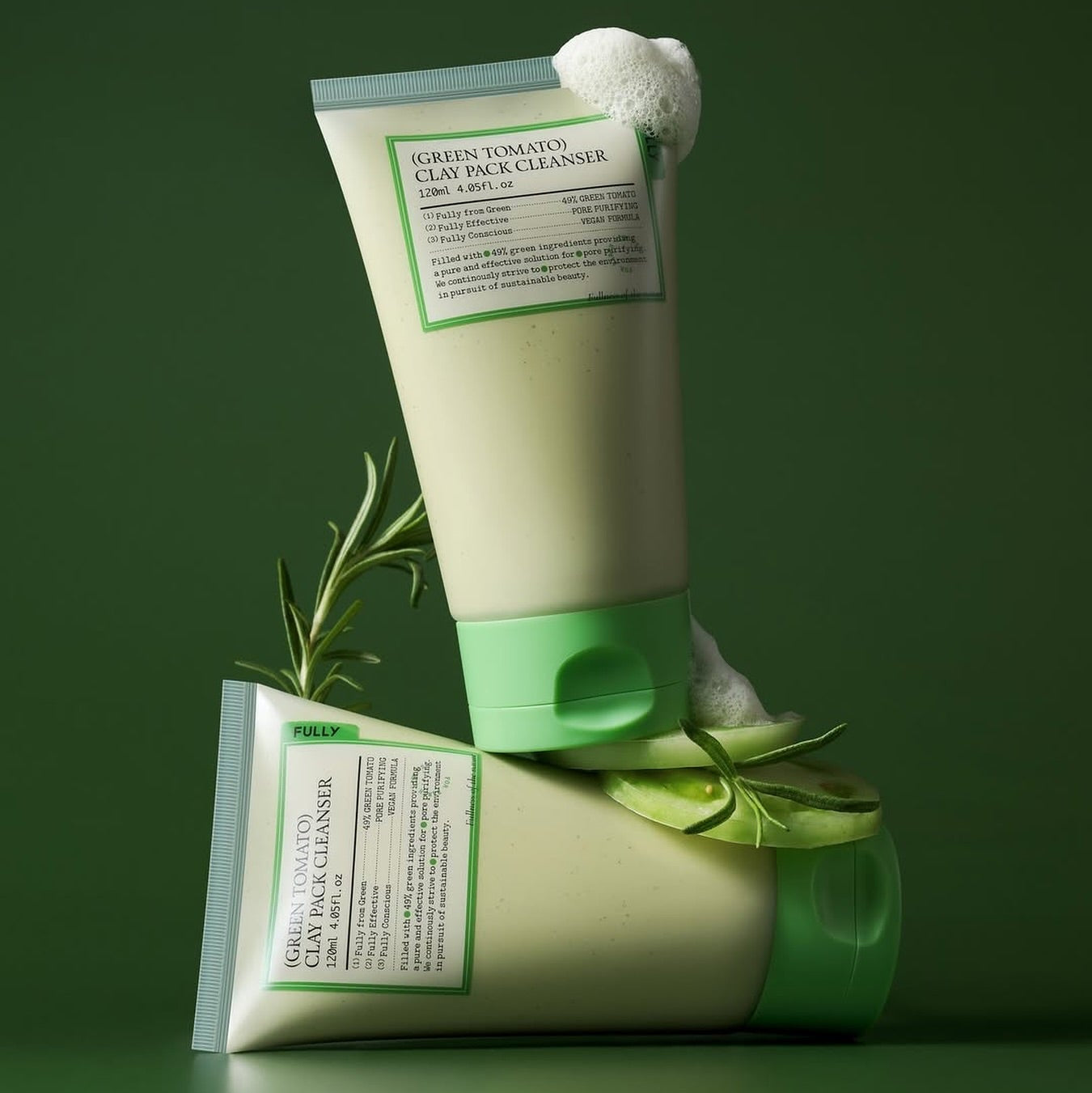 FULLY  Green Tomato Clay Pack Cleanser 120ml, tube vert et crème sur fond vert, avec feuilles et tomates, marque FULLY