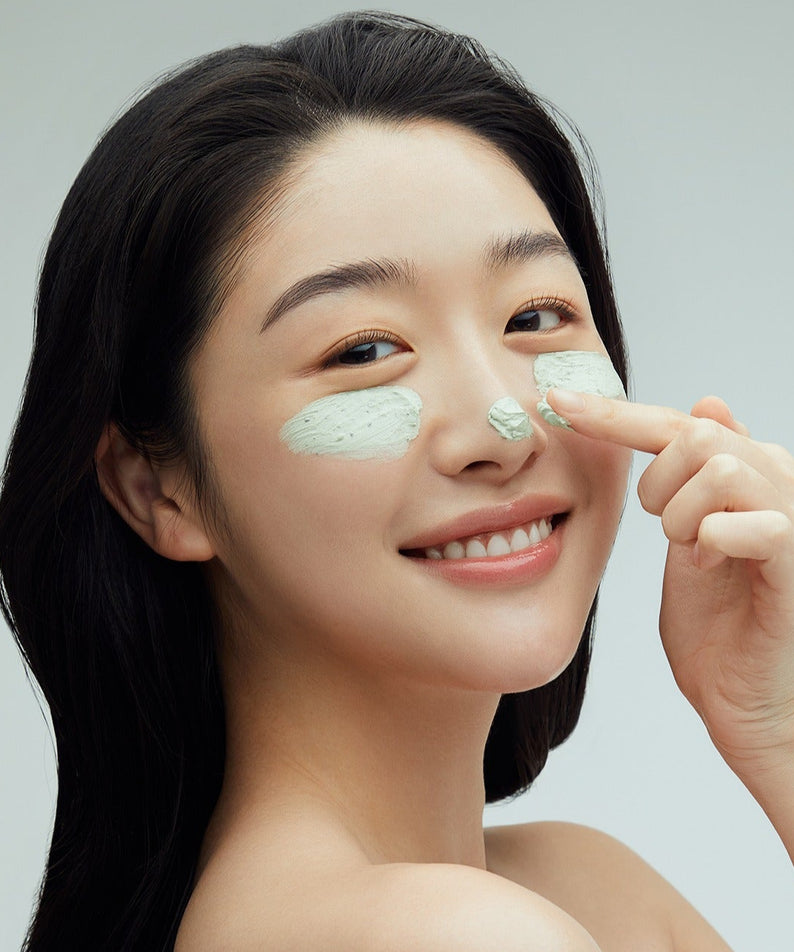 FULLY Green Tomato Clay Pack Cleanser 120ml : femme applique un masque à la texture verte sur le visage, packaging cosmétique
