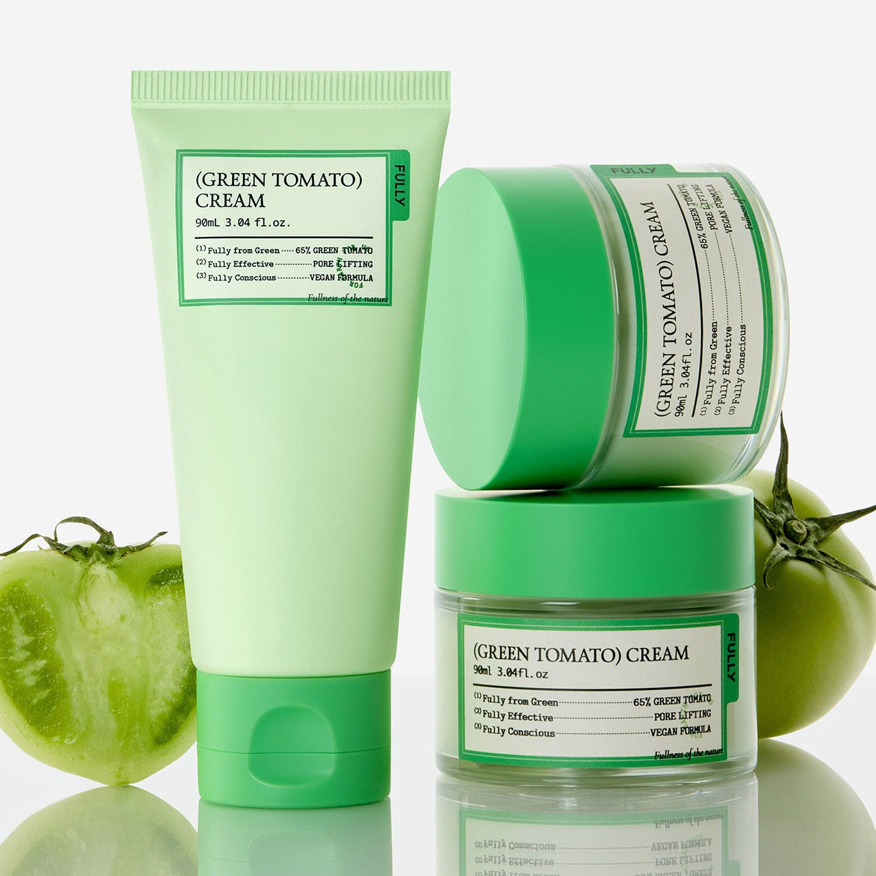 Décrivez l'image en français : FULLY Green Tomato Cream Tube 90ml de la marque FULLY, sur fond vert avec tomates.