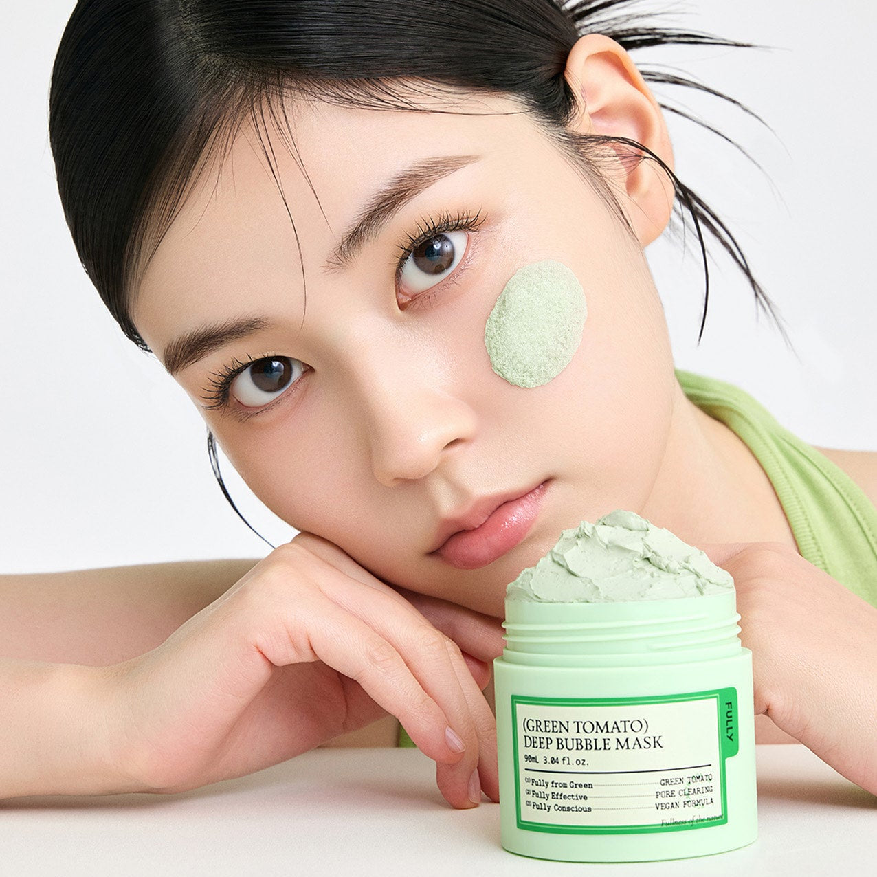 FULLY Green Tomato Deep Bubble Mask 90ml, marque FULLY, sur visage avec masque vert en pâte, fond blanc.