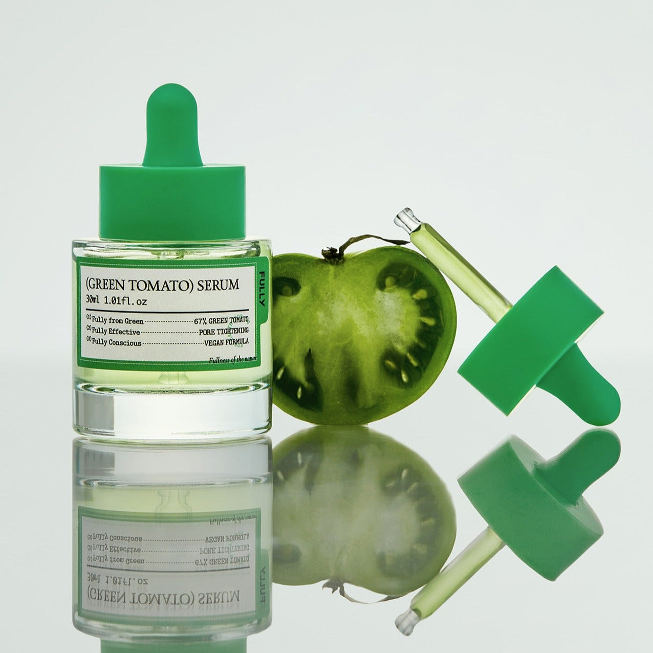 FULLY  Green Tomato Serum 30ml de la marque FULLY, flacon vert sur fond clair avec tomates vertes et sérum.