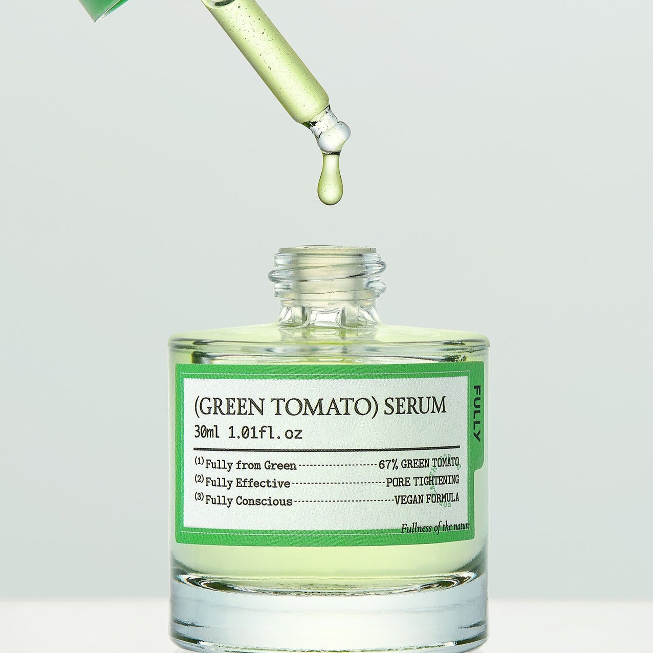 FULLY Green Tomato Serum 30ml de la marque FULLY, flacon vert sur fond clair, goutte de sérum en gros plan.