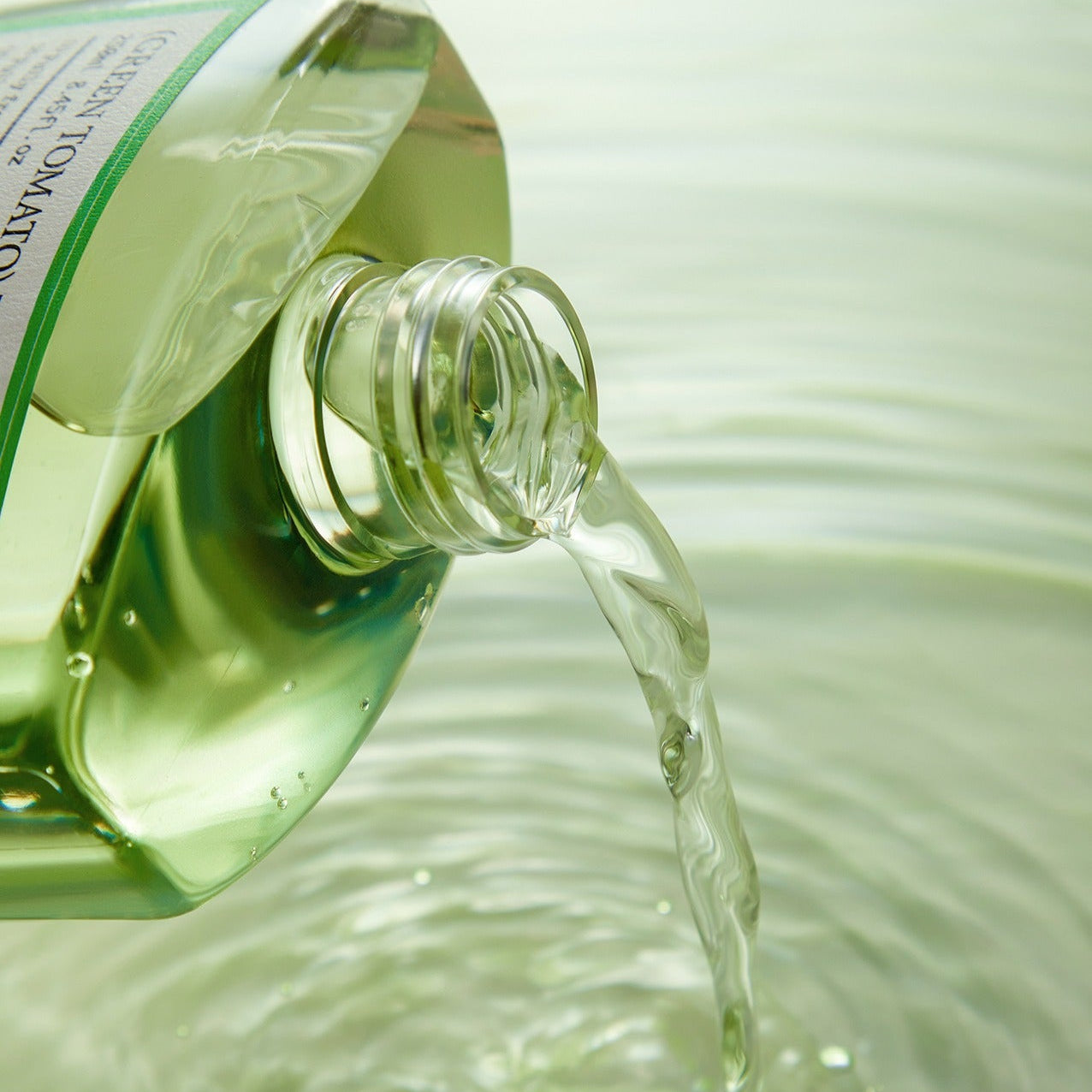 FULLY Green Tomato Toner 250ml de la marque FULLY, vue produit et texture verte liquide sur fond clair