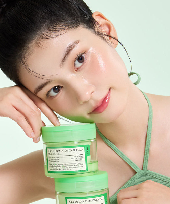 FULLY Green Tomato Toner Pads 60 Sheets : la marque FULLY, femme visage, coussinets verts sur flacons, contexte skincare.
